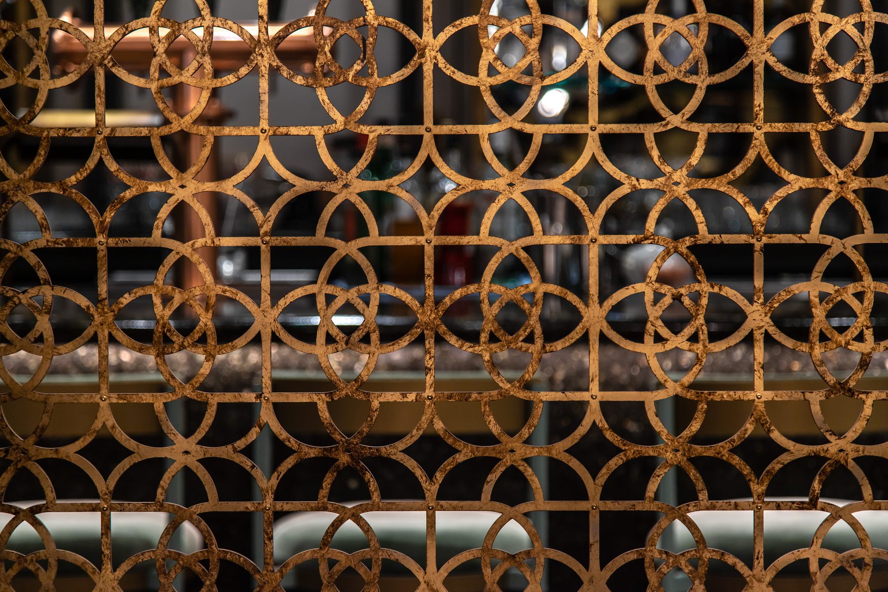Biombo geométrico dorado